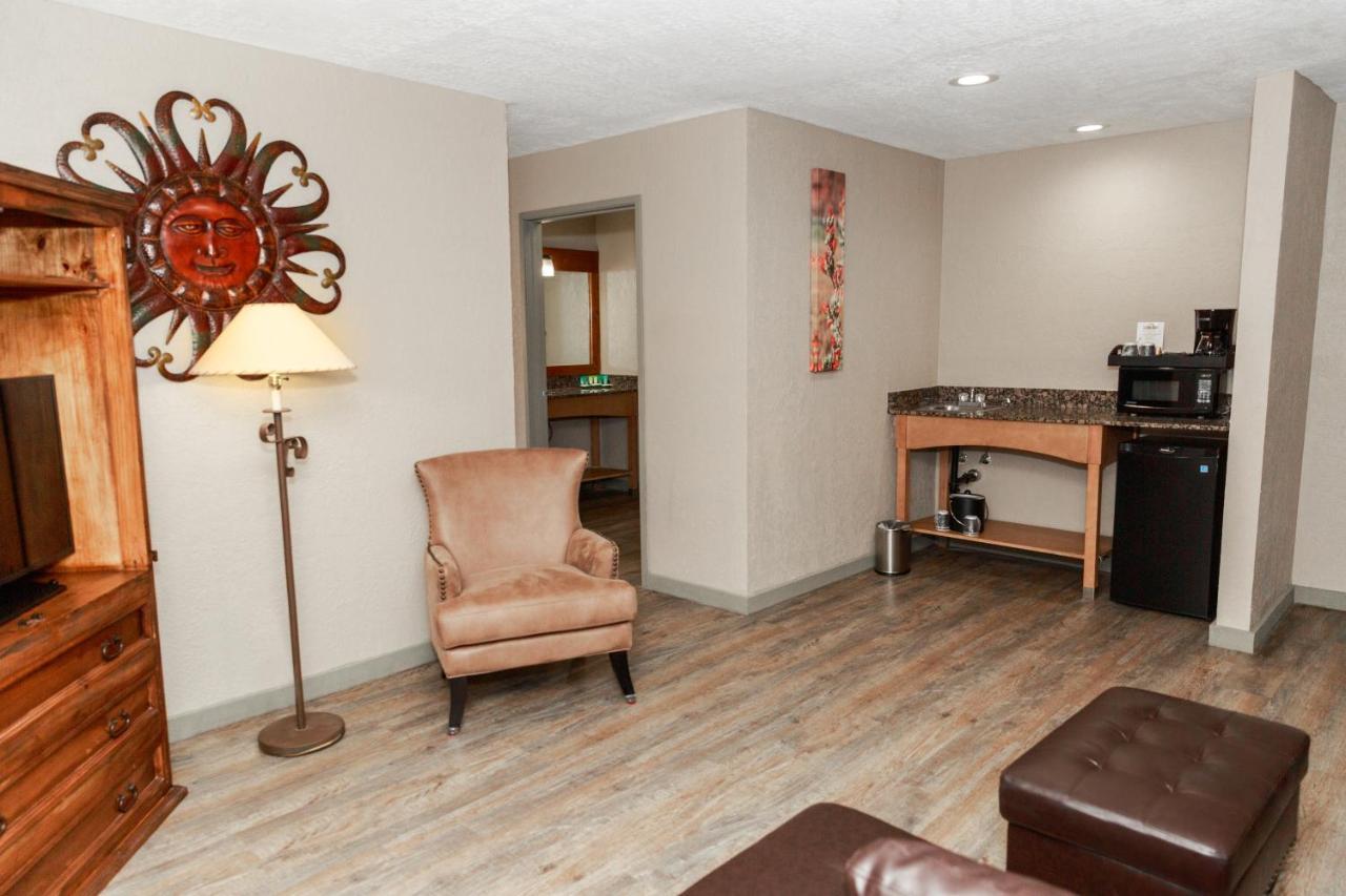 Executive Suite,1271484076:JPEG
