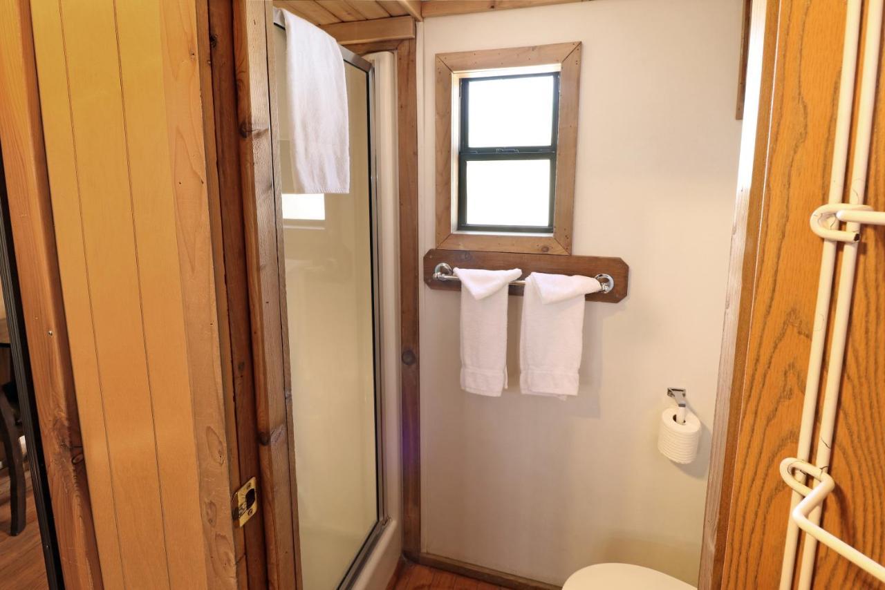 Deluxe Cabin Rental,1382513306:JPEG